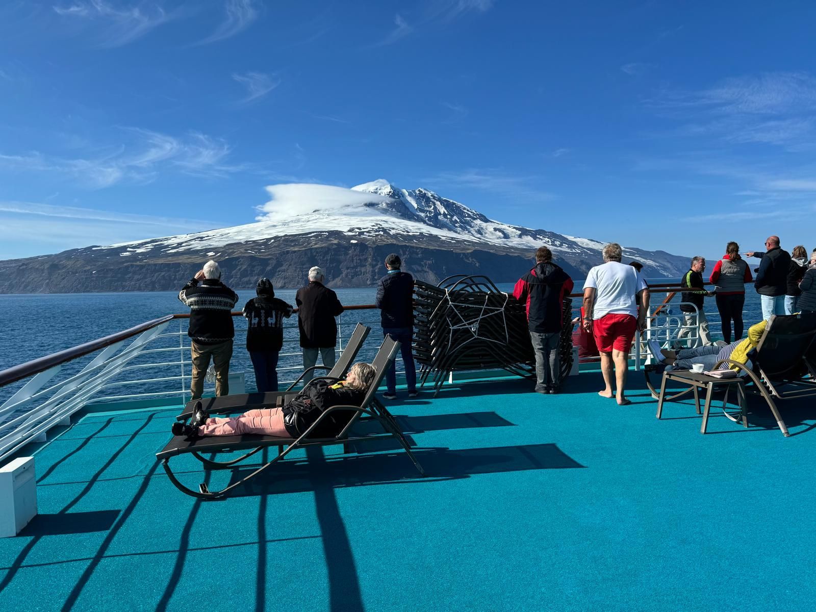 Sonnendeck mit Gletscherblick